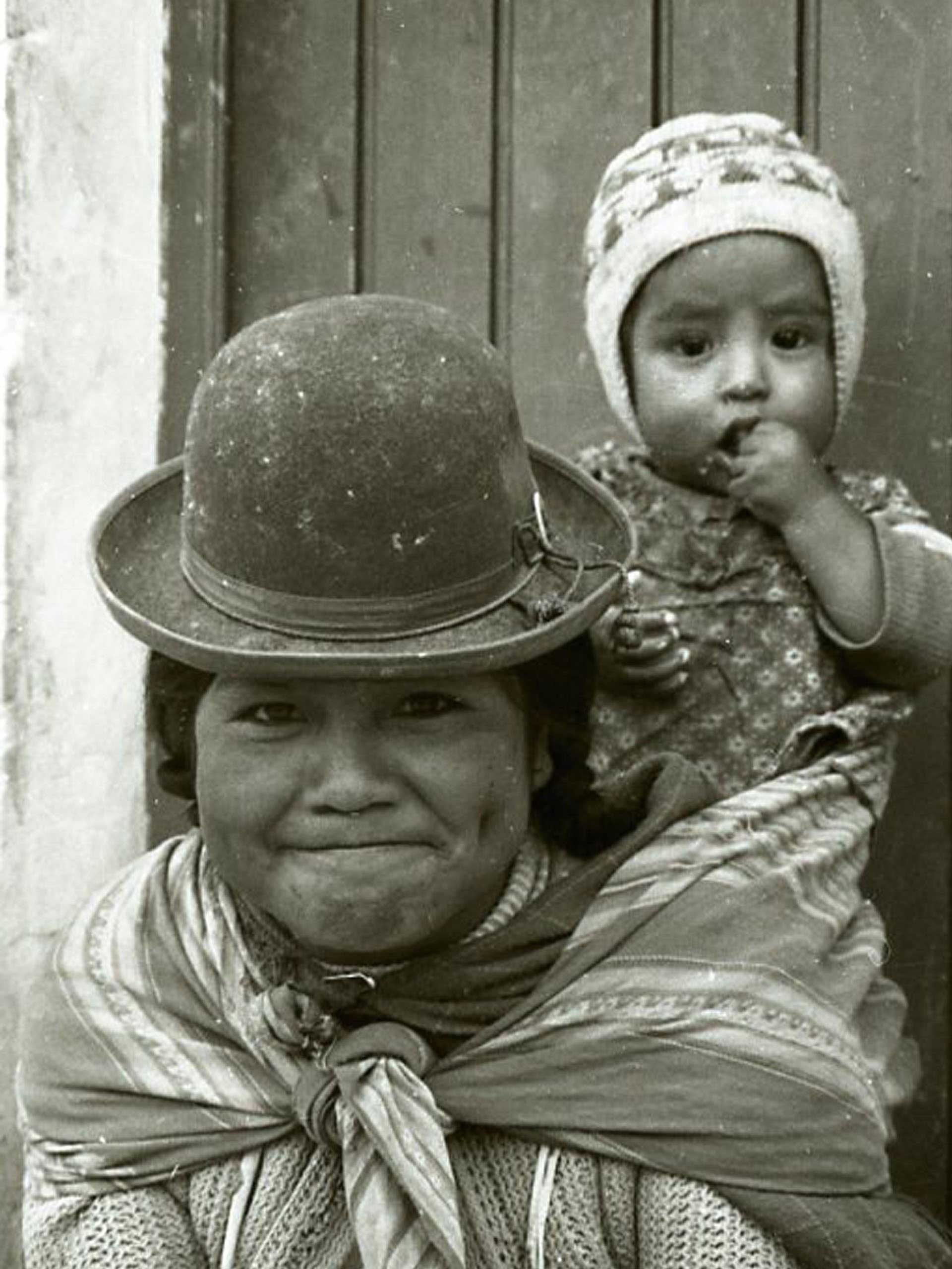 Cholita con hijo