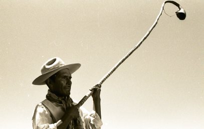 hombre con máscara